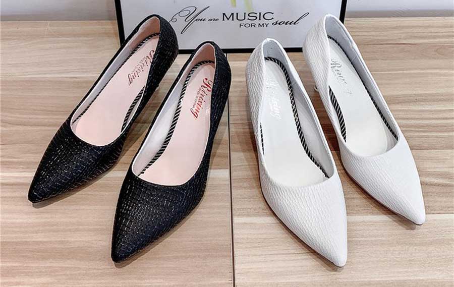 Women's crocodile skin pattern slip on heel dress shoes